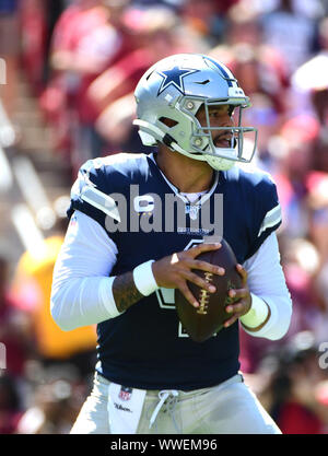 Landrover, Maryland, USA. 15. September, 2019. Dallas Cowboys Quarterback Dak Prescott sieht gegen die Washington Redskins an FedEx Field in Landover, Maryland am Sonntag, dem 15. September 2019 zu übermitteln. Foto von Kevin Dietsch/UPI Quelle: UPI/Alamy leben Nachrichten Stockfoto