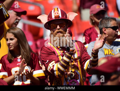 Landrover, Maryland, USA. 15. September, 2019. Washington Redskins Fans jubeln gegen die Dallas Cowboys an FedEx Field in Landover, Maryland am Sonntag, dem 15. September 2019. Foto von Kevin Dietsch/UPI Quelle: UPI/Alamy leben Nachrichten Stockfoto