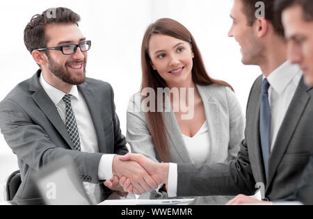 Geschäftsleute handshake nach Verhandlungen Stockfoto