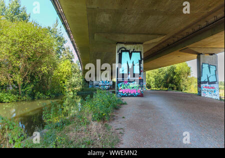 Bunte, Spritzlackiert grafitti auf der Säulen, die die A245 Road Bridge Überführung über den Fluss Wey in Weybridge, Surrey, Großbritannien Stockfoto