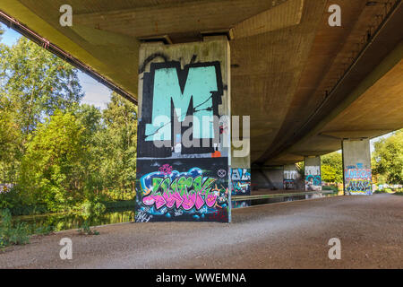 Bunte, Spritzlackiert grafitti auf der Säulen, die die A245 Road Bridge Überführung über den Fluss Wey in Weybridge, Surrey, Großbritannien Stockfoto