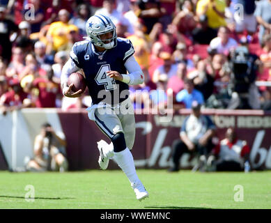 Landrover, Maryland, USA. 15. September, 2019. Dallas Cowboys Quarterback Dak Prescott scrabbles Für eine erste nach unten gegen die Washington Redskins an FedEx Field in Landover, Maryland am Sonntag, dem 15. September 2019. Foto von Kevin Dietsch/UPI Quelle: UPI/Alamy leben Nachrichten Stockfoto