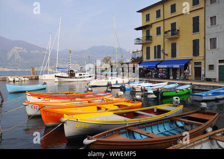 Boote im Hafen, Castelletto di Brenzone, Italien, Europa Stockfoto