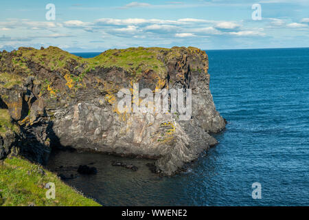 Hellnar Küste und Steilküste im Westen von Island in der Nähe der Snaefellsnes und arnarstapi an einem sonnigen Sommertag Stockfoto