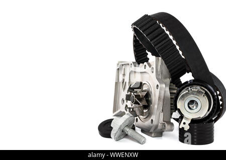 Ersatzteile für das Auto. Den Steuerzahnriemen mit Rollen und Kühlung der Pumpe auf einen weißen Hintergrund mit freier Platz für Text. Stockfoto