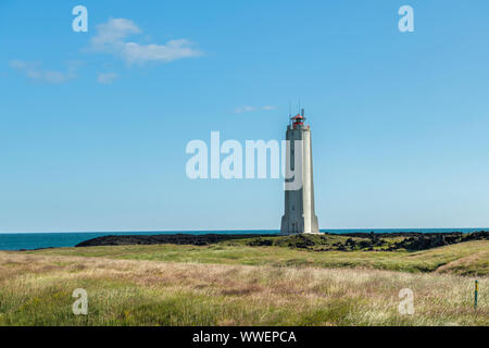 Lóndrangar Leuchtturm an der West Küste von Island an einem sonnigen Sommertag mit sanften Wellen des Ozeans Stockfoto