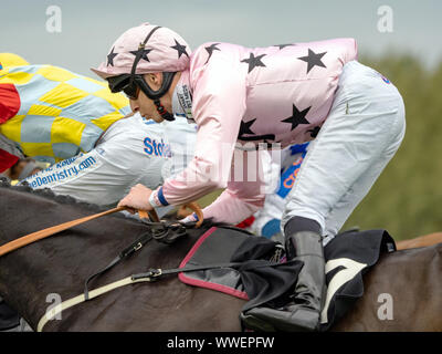 Jockey Paddy Mathers auf Champagner Marengo während der Pommery Champagner Edinburgh Cup Handicap bei Musselburgh - 14. September 2019. Stockfoto