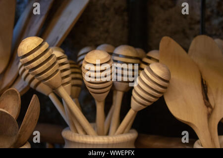 Holz- Honig Löffel schließen. In einem runden Feld. Unscharfer Hintergrund. Stockfoto