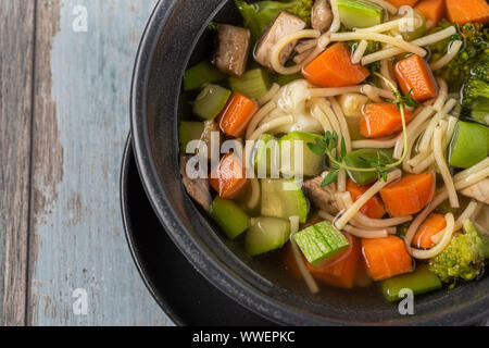 Warme minestrone Suppe serviert mit Brot Croutons auf hölzernen Tisch Stockfoto