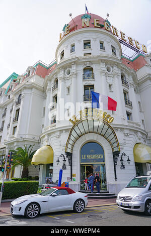 Nizza, Frankreich-16 Apr 2018 - Blick auf das Wahrzeichen Hotel Negresco an der Promenade des Anglais in Nizza, Frankreich. Stockfoto