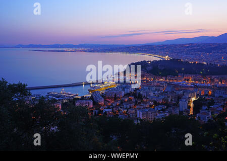 Nizza, Frankreich-16 Apr 2018 - Sonnenuntergang Blick auf eine Fähre von Corsica Sardinia Ferries im Hafen von Nizza und der Promenade des Anglais am Wasser auf. Stockfoto