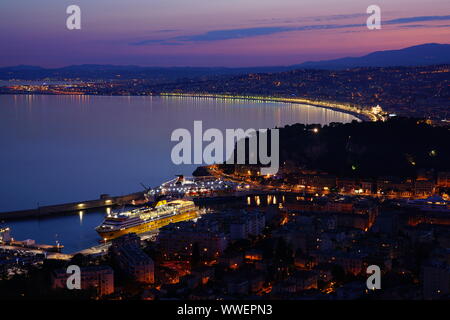 Nizza, Frankreich-16 Apr 2018 - Sonnenuntergang Blick auf eine Fähre von Corsica Sardinia Ferries im Hafen von Nizza und der Promenade des Anglais am Wasser auf. Stockfoto
