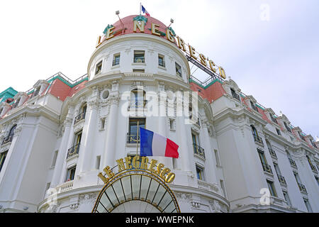 Nizza, Frankreich-16 Apr 2018 - Blick auf das Wahrzeichen Hotel Negresco an der Promenade des Anglais in Nizza, Frankreich. Stockfoto