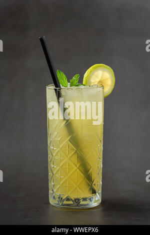 Frische kalte Limonade mit Minze Zitrone und Eis auf dunklem Hintergrund serviert. Stockfoto