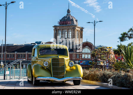 Oldtimer in Southend on Sea, Essex, Großbritannien. 1936 Ford mit Kursaal auf Marine Parade, Eastern Esplanade. Sonniger blauer Himmel Herbsttag Stockfoto