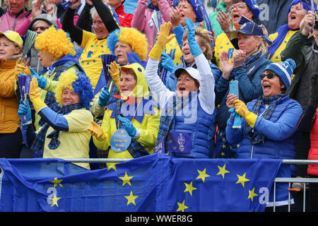 Gleneagles, Großbritannien. 15. September 2019. Am letzten Tag der Solheim Cup Damen Golfturnier zwischen Europa und den Vereinigten Staaten von Amerika gehalten über die PGA Centenary Course, Gleneagles, Schottland, viele der Anhänger kam in ausgefallenen Kostümen und Gesicht Farbe Unterstützung für Ihre Teams zu zeigen. Am Ende, Europa gewann den Wettbewerb und nahm den Kelch von 14 1/2 auf 13 1/2. Credit: Findlay/Alamy Nachrichten Stockfoto