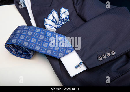 Der Luxus Männer Kleidung Accessoires. Blaue Kollektion, Jacke, Manschettenknöpfe, Krawatte und Einstecktuch. Vatertag und Valentinstag Konzept. Stockfoto