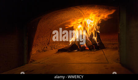 Detailansicht einer neu beleuchtete Holzofen und bereit, die hausgemachte Pizzen zu setzen Stockfoto
