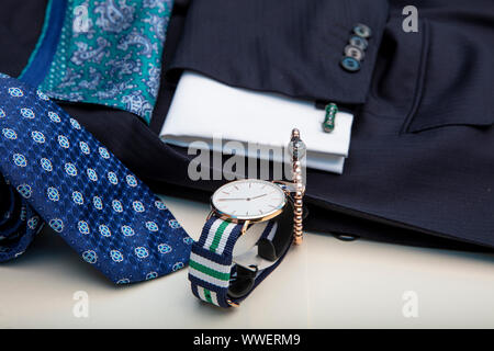 Der Luxus Männer Kleidung Accessoires. Blaue Kollektion, Jacke, Manschettenknöpfe, Krawatte und Einstecktuch. Vatertag und Valentinstag Konzept. Stockfoto
