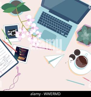 Arbeitsplatz Ansicht von oben. Schreibtisch mit Laptop, Topf Blumen, Tasse Kaffee, Bleistifte und Fotos. Vector Illustration Stock Vektor