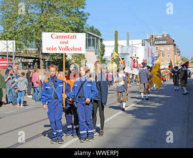 Stuttgart, Germany-September 30, 2018: Bierfest, festliche Prozessionen mit Fahnen Stockfoto