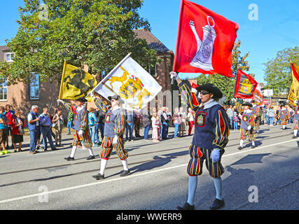 Stuttgart, Germany-September 30, 2018: Bierfest, festliche Prozessionen mit Fahnen Stockfoto
