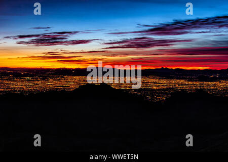 Fantastische Farben bei Sonnenuntergang mit der Lichter von Tucson von Catalina Highway. Stockfoto