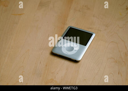 Apple iPod Nano 3. Generation, Farbe: Silber mit 4 Gigabyte Kapazität auf einem Holz- Oberfläche. Stockfoto