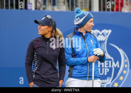 Gleneagles, Großbritannien. 15. September 2019. Der letzte Wettbewerbstag in der Solheim Cup (Europa vs USA) war die traditionelle Einzel und dem ersten Match gespielt zu werden war Carlota Ciganda (Europa) vs DANIELL KANG (USA) und schließen mit einem abschließenden Schlag von SUZANN PETTERSEN (Europa) die Schale für Europa um einen Punkt gewinnen. Bild von Carlota Ciganda und Danielle Kang zusammen auf dem ersten T-Stück vor dem Wettkampf beginnt. Credit: Findlay/Alamy Nachrichten Stockfoto