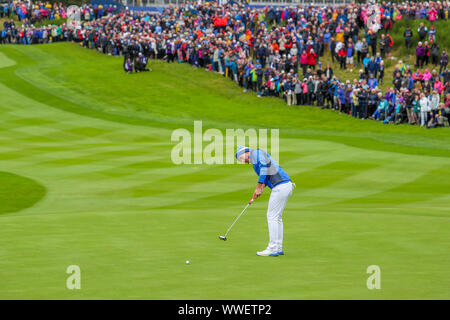 Gleneagles, Großbritannien. 15. September 2019. Der letzte Wettbewerbstag in der Solheim Cup (Europa vs USA) war die traditionelle Einzel und dem ersten Match gespielt zu werden war Carlota Ciganda (Europa) vs DANIELL KANG (USA) und schließen mit einem abschließenden Schlag von SUZANN PETTERSEN (Europa) die Schale für Europa um einen Punkt gewinnen. Carlota Ciganda setzen auf das erste Grün in singles Match. Credit: Findlay/Alamy Nachrichten Stockfoto