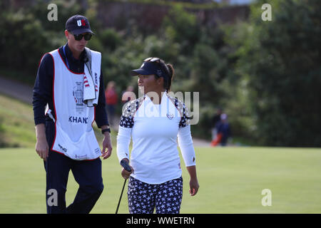 Gleneagles, Großbritannien. 15. September 2019. Der letzte Wettbewerbstag in der Solheim Cup (Europa vs USA) war die traditionelle Einzel und dem ersten Match gespielt zu werden war Carlota Ciganda (Europa) vs DANIELL KANG (USA) und schließen mit einem abschließenden Schlag von SUZANN PETTERSEN (Europa) die Schale für Europa um einen Punkt gewinnen. Megan Khang gehen auf das 11. Fairway mit Ihren Caddy. Credit: Findlay/Alamy Nachrichten Stockfoto