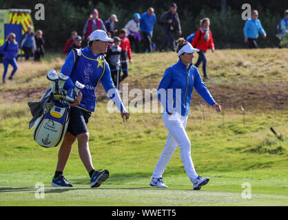 Gleneagles, Großbritannien. 15. September 2019. Der letzte Wettbewerbstag in der Solheim Cup (Europa vs USA) war die traditionelle Einzel und dem ersten Match gespielt zu werden war Carlota Ciganda (Europa) vs DANIELL KANG (USA) und schließen mit einem abschließenden Schlag von SUZANN PETTERSEN (Europa) die Schale für Europa um einen Punkt gewinnen. Anne van Dam und Ihr caddy Wandern auf der zwölften Fahrrinne Credit: Findlay/Alamy Nachrichten Stockfoto