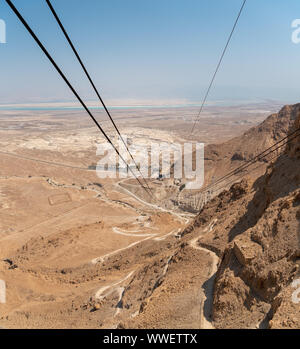 Auf der Suche nach unten auf das auf der Ausgangspunkt für das Kabel mit Masada am toten Meer im Hintergrund Stockfoto