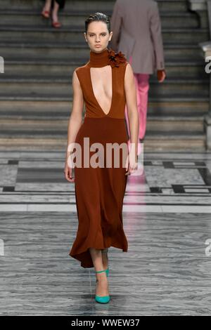 London, Großbritannien. 15 Sep, 2019. VICTORIA BECKHAM SS 20 Start- und Landebahn während der London Fashion Week - London, UK 15/09/2019 | Verwendung der weltweiten Kredit: dpa Picture alliance/Alamy leben Nachrichten Stockfoto