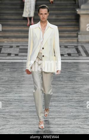 London, Großbritannien. 15 Sep, 2019. VICTORIA BECKHAM SS 20 Start- und Landebahn während der London Fashion Week - London, UK 15/09/2019 | Verwendung der weltweiten Kredit: dpa Picture alliance/Alamy leben Nachrichten Stockfoto