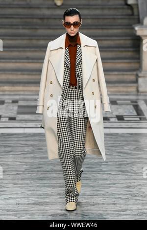 London, Großbritannien. 15 Sep, 2019. VICTORIA BECKHAM SS 20 Start- und Landebahn während der London Fashion Week - London, UK 15/09/2019 | Verwendung der weltweiten Kredit: dpa Picture alliance/Alamy leben Nachrichten Stockfoto