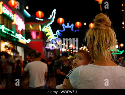 Los Angeles, USA. 14 Sep, 2019. Leute sorgen das Mondfest Feier in Chinatown in Los Angeles, USA, Sept. 14, 2019 statt. Credit: Li Ying/Xinhua/Alamy leben Nachrichten Stockfoto