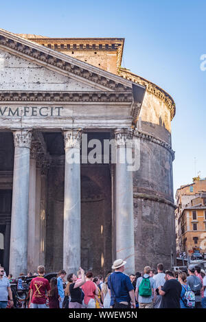 Rom, Italien, 16. Juli 2019: Das Pantheon ist ein berühmtes Monument der antiken römischen Kultur, der Tempel aller Götter Stockfoto