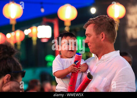 Los Angeles, USA. 14 Sep, 2019. Leute sorgen das Mondfest Feier in Chinatown in Los Angeles, USA, Sept. 14, 2019 statt. Credit: Li Ying/Xinhua/Alamy leben Nachrichten Stockfoto