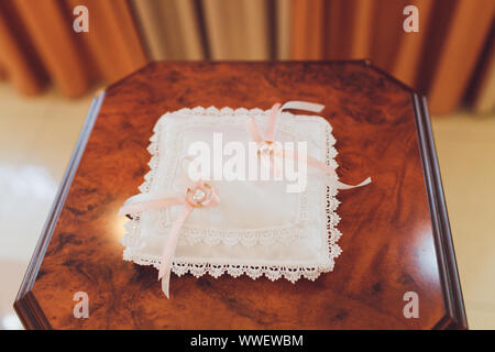 Goldene Hochzeit Ringe auf kleinen weißen Leder Sitzkissen Stockfoto