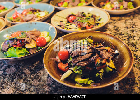 Gesunde vegetarische Buddha Schüssel Salat mit Gemüse, süsse Kartoffeln, Falafel, Bulgur, Avocado gemischt, Eier Stockfoto