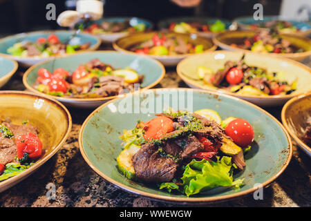 Gesunde vegetarische Buddha Schüssel Salat mit Gemüse, süsse Kartoffeln, Falafel, Bulgur, Avocado gemischt, Eier Stockfoto