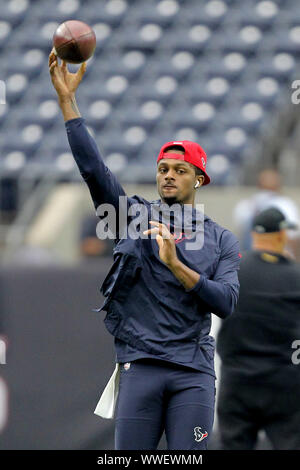 Houston, Texas, USA. 21. Juli, 2019. Houston Texans Quarterback Deshaun Watson (4) erwärmt sich vor der NFL regular season Spiel zwischen den Houston Texans und die Jacksonville Jaguars an NRG Stadion in Houston, TX am 15. September 2019. Credit: Erik Williams/ZUMA Draht/Alamy leben Nachrichten Stockfoto