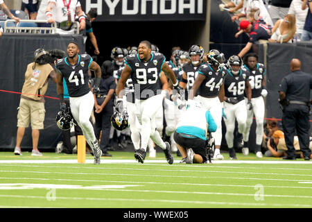 Houston, Texas, USA. 21. Juli, 2019. Die Jacksonville Jaguars geben Sie das Feld während der pregame Einführungen vor der NFL regular season Spiel zwischen den Houston Texans und die Jacksonville Jaguars an NRG Stadion in Houston, TX am 15. September 2019. Credit: Erik Williams/ZUMA Draht/Alamy leben Nachrichten Stockfoto