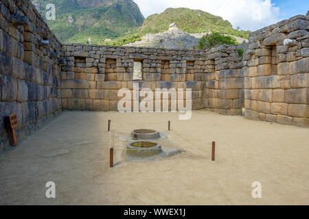 Wasserspiegel, Wasserspiegel, kreisförmige Felsvorsprünge, die als Kreismörtel oder astronomisches Werkzeug verwendet werden, um Sterne zu reflektieren, Machu Picchu Ruinen, Peru. Stockfoto