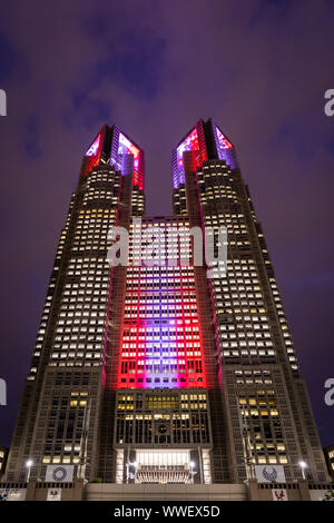 SHINJUKU, TOKYO - September 13, 2019: Blick auf Tokyo Metropolitan Government Building in Shinjuku bei Nacht. Stockfoto