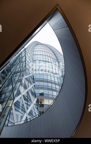 SHINJUKU, TOKYO - September 13, 2019: Cocoon Turm Blick von unten während des Tages. Stockfoto