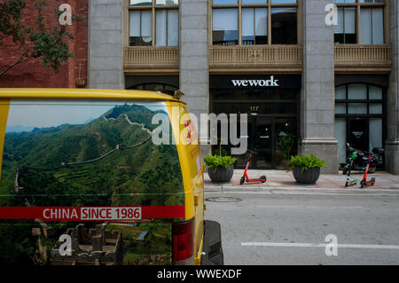 Blick auf NW 1 Street in Downtown Miami mit Wework Büros untergebracht im historischen Gebäude Sicherheit (Miami, Florida, USA) Stockfoto