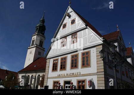 Touristeninformation im alten Rathaus, dahinter die barocke evangelische Stadtkirche St. Marien, Celle, Niedersachsen, Deutschland Stockfoto