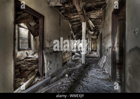 Eingangsbereich in verlassenen Gebäude auf Mare Island, einem stillgelegten Schiffswerft in Kalifornien. Stockfoto